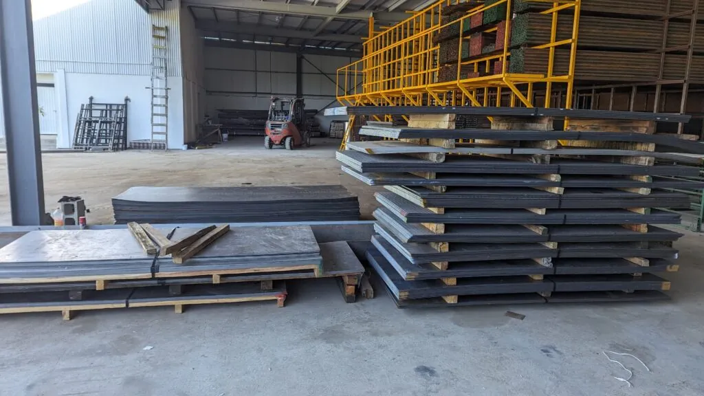 Placas y láminas en bodega