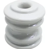 Aislador de porcelana color blanco